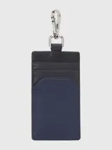 Tarjetero de cuero granulado azul marino y negro, con múltiples ranuras exteriores para tarjetas y mosquetón metálico plateado.