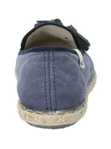 Alpargata de estilo slip-on color azul marino, confeccionada en algodón orgánico. Presenta un detalle de borlas en el empeine y una suela de yute con base de goma antideslizante. Incluye una etiqueta lateral con logo.
