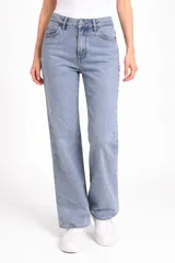 Pantalon de jean gris con acabado metalizado, de corte recto y tiro alto, con bolsillos laterales y traseros.