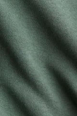 Campera cropped color verde militar, con capucha ajustable con cordón, cierre frontal, hombros caídos y puños y bajo acanalados.