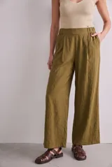 Pantalón wide leg de tiro alto color verde militar, con cintura elástica fruncida y bolsillos laterales.
