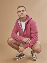 Canguro con cierre completo, color fucsia, con capucha y bolsillos laterales.