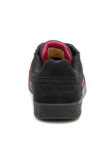 Championes Caterpillar modelo Pause, de diseño retro y minimalista. Confeccionados en cuero y lona, presentan una base negra con detalles en rojo y cordones jaspeados. Cuentan con suela de goma resistente y plantilla de espuma EVA.