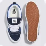 Championes Vans Knu Skool unisex, color azul con detalles en blanco. Diseño de caña baja con lengüeta y cuello acolchados, Sidestripe™ 3D y suela waffle de goma.