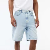 Bermudas de denim de corte clásico en color celeste claro, con bolsillos laterales y traseros, y cierre frontal con botón y cremallera.