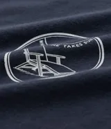 Remera azul marino de algodón con cuello redondo y manga corta. Estampa localizada en el frente con temática resort club y silla de playa.