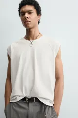 Camiseta tank gris con efecto lavado, de corte relajado, cuello redondo y manga raglán sisa.