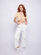 Top de manga corta con escote en V y fruncido ajustable con lazo en el centro, de tela texturizada con estampado de puntos pequeños.