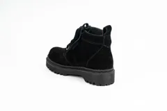 Bota acordonada de cuero gamuza color beige, con suela de goma dentada y forro interior a cuadros.
