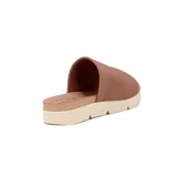 Sandalia Beira Rio tipo chinela de mujer, en color rosa claro, con capellada de tejido de punto y suela plataforma dentada en tono beige.