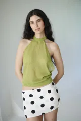 Top halter verde con textura y pequeños lunares blancos.