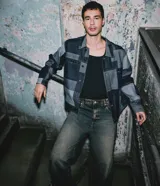 Pantalón mega baggy de corte holgado, confeccionado en jean gris con efecto deslavado. Presenta cintura con trabillas y diseño de tiro medio.