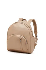 Mochila color beige con un bolsillo frontal con cierre y un bolsillo lateral abierto. Las correas son ajustables y tiene un asa superior. El logo "TRENDY" está grabado en una etiqueta vertical en el bolsillo frontal.