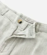 Bermuda slim de lino y algodón color beige, de corte ajustado, con trabillas para cinturón y bolsillos laterales y traseros.