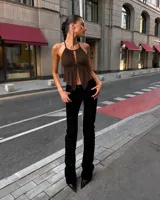 Top marrón sin mangas, con escote halter fruncido, abertura frontal decorativa con cordones ajustables y dobladillo asimétrico en punta.