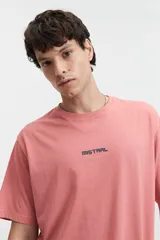 Remera de manga corta color salmón, con fit regular y escote redondo. Presenta un estampado frontal con la palabra "MISTRAL" en negro.