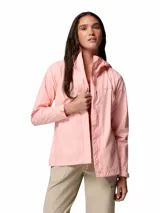 Campera impermeable y transpirable Columbia modelo Arcadia II, color rosado, con capucha ajustable, cierre frontal con solapa y bolsillos laterales con cierre.