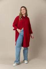 Camisa larga color rojo, de seda poliéster, con cuello clásico, cierre frontal con botones, mangas largas y bolsillos grandes.