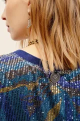 Chaleco sin mangas de viscosa y poliamida con apliques de lentejuelas brillantes, cuello en V y diseño con estampado animal print en tonos azules y dorados.