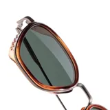 Lentes de sol Sunski modelo Bernina con armazón de carey en tonos caramelo y lentes polarizados color verde oscuro. Presentan un diseño de inspiración vintage con detalles metálicos en las bisagras y varillas.