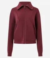 Campera deportiva de modal color bordó, con cierre frontal, cuello alto y puños acanalados. Presenta un diseño entallado con recortes que brindan un ajuste cómodo y moderno.