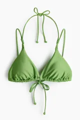 Top de bikini triangular de color verde con relleno extraíble, tiras finas ajustables para el cuello y la espalda, y detalle de nudos decorativos en los breteles.