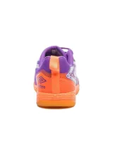Championes de fútbol sala Umbro Pro 5 Bump, color violeta con detalles en naranja y blanco. Presentan cordones violetas, suela de goma color caramelo y un diseño con el logo de Umbro en el lateral y patrones grabados en la parte delantera.
