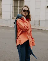 Camisa de vestir oversize color amarillo brillante, con cuello clásico y puños anchos.