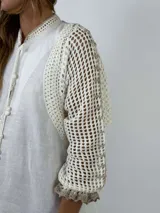 Vestido largo blanco de lino con mangas tres cuartos con detalle de crochet.