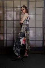 Vestido midi de seda con diseño de paneles combinados con estampado floral abstracto y patrón a cuadros. Presenta escote en V con detalle de abertura superior y corte sin mangas.