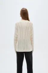 Sweater de tejido acanalado color blanco, con cuello redondo y diseño holgado de manga larga.