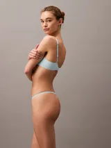 Colaless celeste con encaje elástico transparente y tiras delgadas.