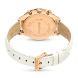Reloj cronógrafo Swarovski Octea Chrono, fabricado en Suiza, con caja redonda de 37 mm en tono oro rosa, bisel cristalizado con pavé transparente, esfera guilloché color marfil con logo del cisne, manecillas con LumiNova, tres contadores de cronógrafo y seis cristales transparentes como índices. Correa de piel italiana color marfil con diseño de cocodrilo grabado en relieve.