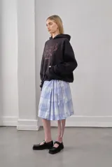 Falda midi marrón de poplin con cinturón negro.