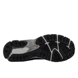 Championes urbanos New Balance modelo 2002R, color gris oscuro con detalles en negro. Confeccionados en una combinación de gamuza y malla, cuentan con el logo N en los laterales, tecnología N-ergy en la entresuela y cordones grises.