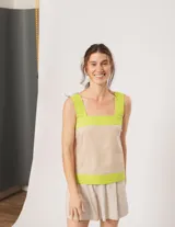 Top fucsia de lino con breteles anchos y diseño de franjas combinadas en rojo.