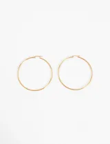 Aros tipo argolla de acero quirúrgico hipoalergénico, color dorado, de 6 cm de diámetro.