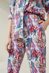 Pantalón de corte recto con estampado multicolor.