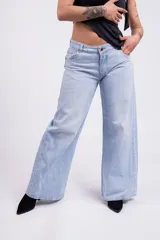 Pantalón de jean celeste claro, de tiro bajo y corte wide leg.