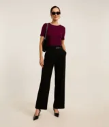 Blusa básica de viscosa y elastano de la marca Cortelle, color mostaza, con escote redondo y mangas cortas.