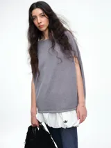 Top de silueta amplia y corte cuadrado, con mangas cortas caídas, cuello redondo y acabado con micro lentejuelas sutiles.