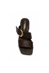 Sandalias de taco medio ancho, color negro, con dos tiras cruzadas en el empeine, punta cuadrada y una hebilla metálica decorativa.