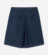 Bermuda tipo jorts de corte amplio y tiro medio, confeccionada en denim de algodón azul oscuro. Presenta diseño de cinco bolsillos, cierre frontal con botón y costuras en tono contrastante.
