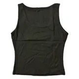 Top sin mangas de corte ajustado, color negro con estampado gráfico frontal en tonos blanco y gris con diseño ornamental.