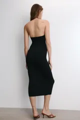 Vestido midi de cuello halter y espalda descubierta, confeccionado en tejido con hilo metalizado.