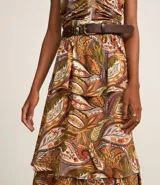 Vestido evasé midi de breteles anchos con elásticos, escote cuadrado y abertura vazada con frunzidos abajo del busto, lastex en la espalda y volados en superposición en la pollera. Estampado con flores y follaje.