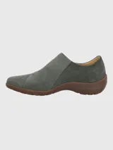 Zapato casual Hush Puppies modelo Albi, confeccionado en cuero gris con perforaciones decorativas en toda la superficie. Presenta un diseño de empeine cerrado con ajuste lateral de velcro y suela de goma en color marrón.