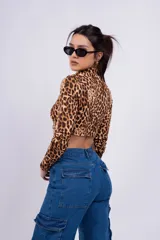 Polera corta de lycra con cuello alto y estampado animal print de leopardo.