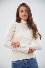 Polera de tejido de punto acanalado, con cuello alto y manga larga, de calce ajustado al cuerpo.