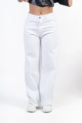 Pantalón blanco de corte wide leg, tiro alto y confección en denim.